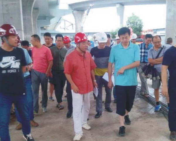 原宜昌市住建委主任、党组书记吴刚视察西陵二路施工