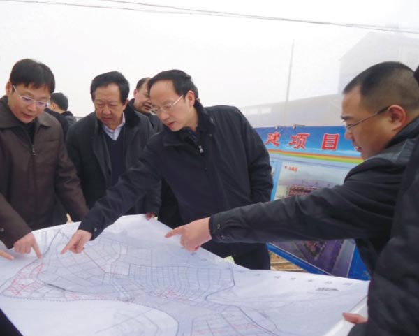 2013年原宜昌市市长李乐成视察白洋斐太路、新民路工地