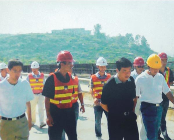 2010年中国长江三峡集团公司原总经理陈飞同志视察三峡专用公路路面综合改造工程黄柏河大桥施工现场